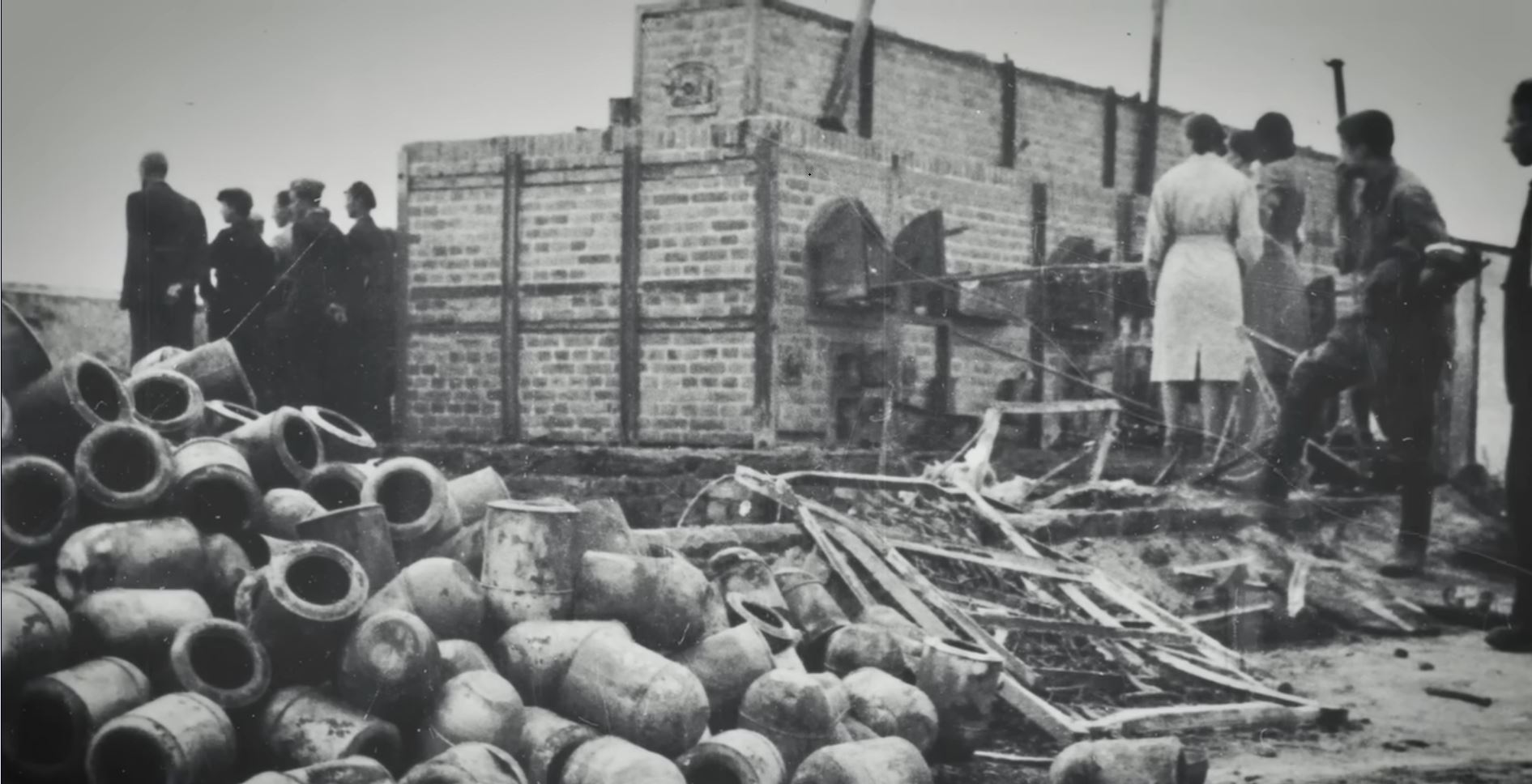 da Maj oven and urns.JPG